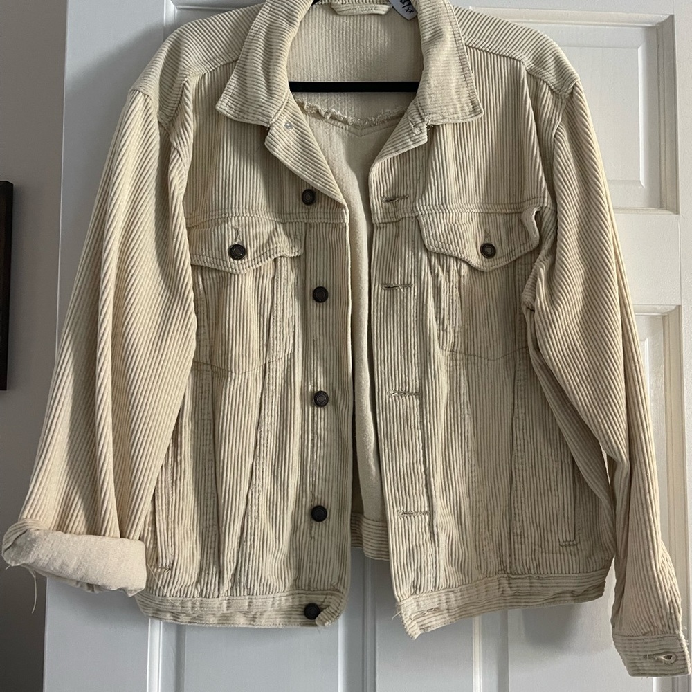 Lightweight Shirt Jacket with Breathable Fabric and Versatile Design